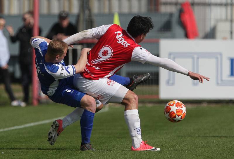 Utkání Fobalové národní ligy mezi FK Pardubice (ve červenobílém) a FC Sellier & Bellot Vlašim (v modrobílém) na hřišti pod Vinicí v Pardubicích.