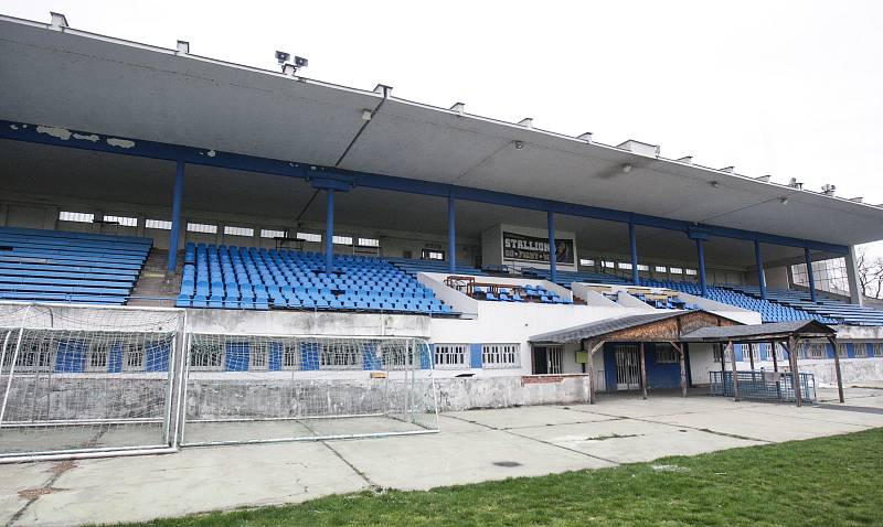 Letní stadion v centru Pardubic je v dezolátním stavu. Oprava může stát až přes půl miliardy korun.