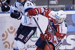 Utkání Tipsport extraligy v ledním hokeji mezi HC Dynamo Pardubice (v červenobílém) a  Bílí Tygři Liberec ( v bílomodrém) v pardubické Tipsport areně.