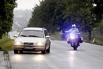 Dohled ve vzduchu i na zemi. Dopravní policisté se včera přesunuli k silnice I/17 od Bukoviny u Přelouče přes Heřmanův Městec až do Chrudimi mohli řidiči narazit na dvanáct hlídek. 