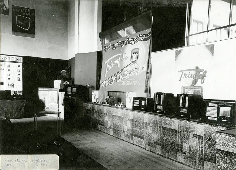 Z výstavy Telegrafia - babička Tesly. Firma Telegrafia na výstavě radiotechnických výrobků v Pardubicích, 1936.