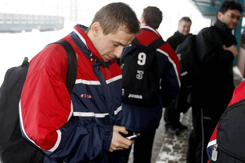 Česká futsalová reprezentace vyrazila na evropský šampionát v Maďarsku vlakem. A také s téměř dvouhodinovým zpožděním. 