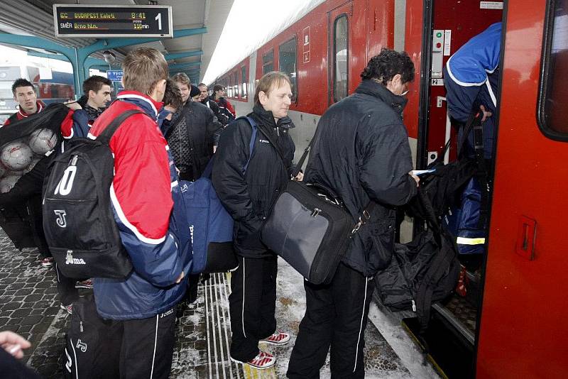 Česká futsalová reprezentace vyrazila na evropský šampionát v Maďarsku vlakem. A také s téměř dvouhodinovým zpožděním. 