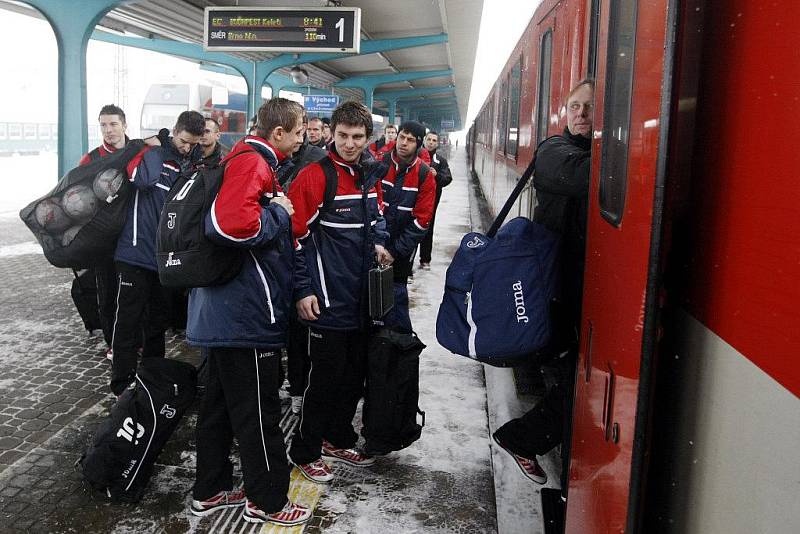 Česká futsalová reprezentace vyrazila na evropský šampionát v Maďarsku vlakem. A také s téměř dvouhodinovým zpožděním. 