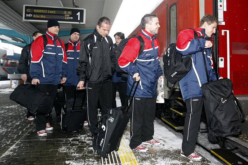 Česká futsalová reprezentace vyrazila na evropský šampionát v Maďarsku vlakem. A také s téměř dvouhodinovým zpožděním. 