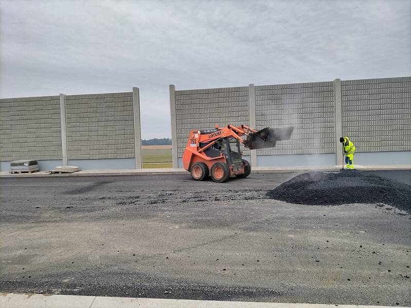 Výstavba úseku dálnice D35 mezi Opatovicemi a Časy, stav září 2021