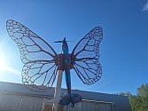 Plastiky sochaře Davida Černého v podobě stíhaček Spitfire s motýlími křídly vyrobila pardubická firma.