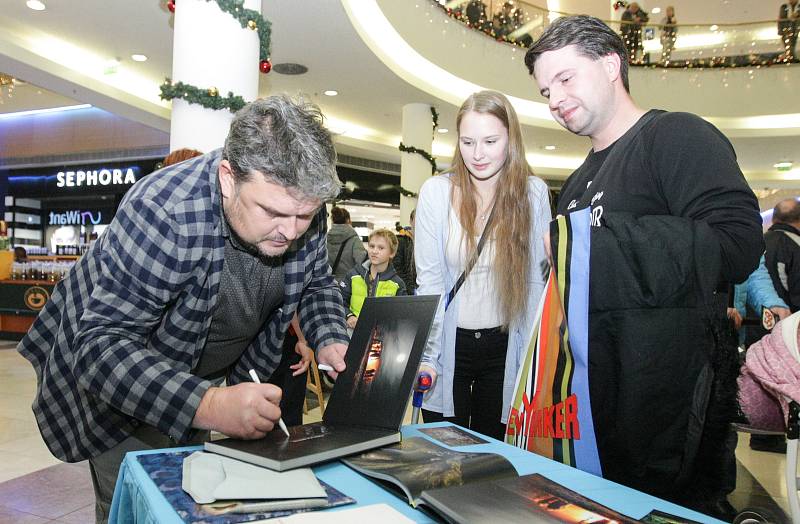 Autogramiáda fotografa a autora knihy Čarokraj Tomáše Kubelky v pardubickém Atrium Palace.