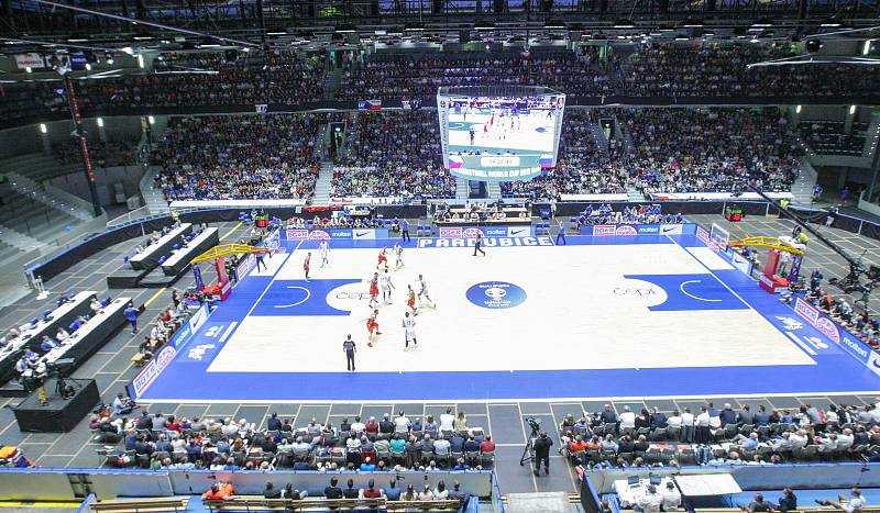 Basketbalové utkání kvalifikace na Mistrovství světa 2019 mezi Českou republikou (v bílém) a Ruskem (v červeném) v pardubické ČSOB pojišťovna ARENĚ.