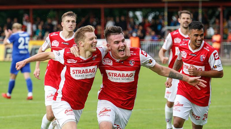 Utkání Fobalové národní ligy mezi FK Pardubice (ve červenobílém) a FC Slavoj Vyšehrad (v modrém) na hřišti pod Vinicí v Pardubicích.