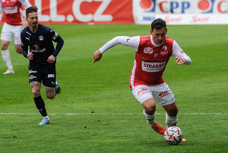 Fotbalové utkání Fortuna ligy mezi FK Pardubice (v červenobílém) a 1.FC Slovácko ( v modrém) na Městském stadionu Ďolíček v Praze.