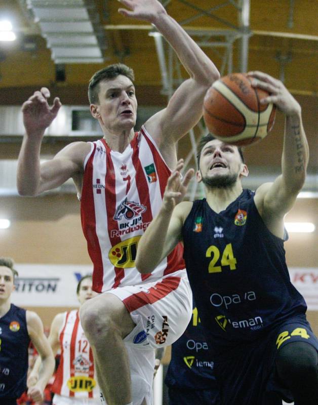 Z basketbalového duelu Pardubice - Opava (93:92).