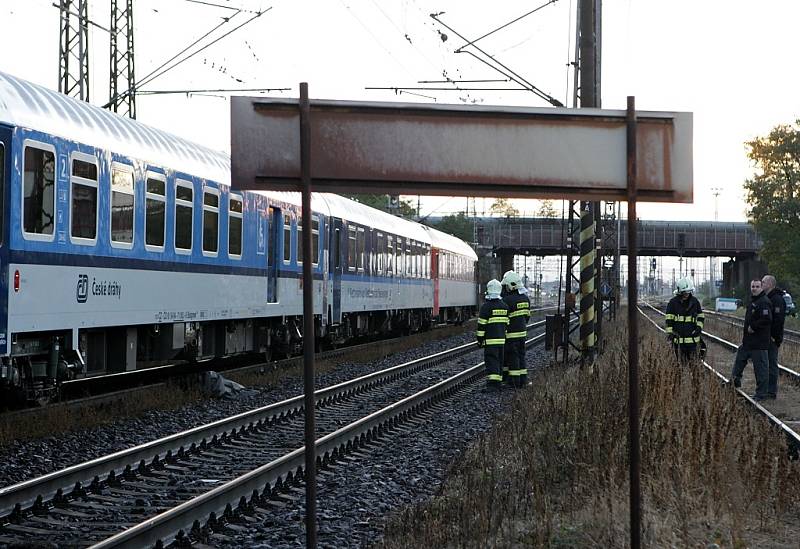 Mrtvý muž pod kola vlaku ulehl zřejmě dobrovolně