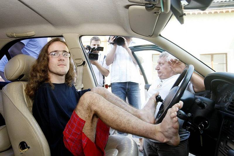 Jakub Tomeš se navzdory svému postižení stal řidičem. Místo rukou používá při ovládání vozidla nohy