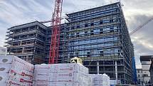 Historicky největší stavbou Pardubického kraje za 22 let jeho existence je budování centrálního urgentního příjmu v Pardubické nemocnici. Na stavbě bylo ke konci října prostavěno bezmála 500 milionů korun.