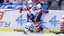 Duel Tipsport extraligy v ledním hokeji mezi HC Dynamo Pardubice (červenobílém) a HC Piráti Chomutov ( v bílemodrém)  v pardubické Tipsport areně.