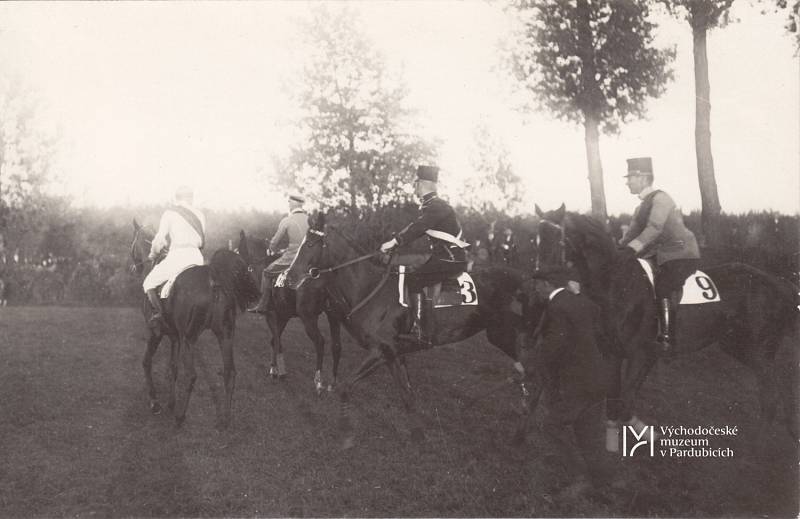 VP, Kunětická cena 1910 na 2000 m, vypsána pro amatéry, nástup koní, zleva Jóság - Bartosch, Triglav - Wuthenau, Annexion - Reimer, Ninos - Mindel.