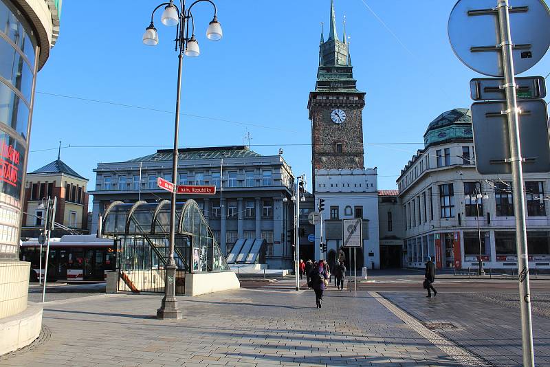 Podchod nejprve sloužil jen pro pěší chůzi pod náměstím, později byl prostor využit pro komerční účely.