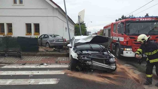 Nehoda v Ostřešanech na křižovatce. Jedno auto skončilo ve zdi domu, druhé ve sloupu