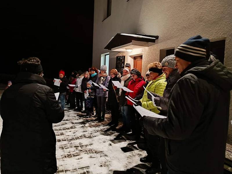 V Koburku vládla příjemná vánoční atmosféra s účastí cca 40 zpěváků. Už se těšíme na další ročník.