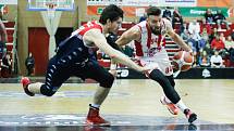 Basketbalové utkání play off Kooperativa NBL mezi BK JIP Pardubice (v bíločerném) a Basket Brno v pardubické hale na Dašické.