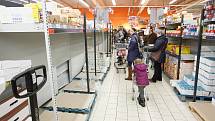 Nákupní hysterie kvůli obavám z koronaviru ovládla především hypermarkety. Vykoupené jsou v nich často především konzervy, těstoviny nebo mouka, na dračku jdou i desinfekční prostředky.