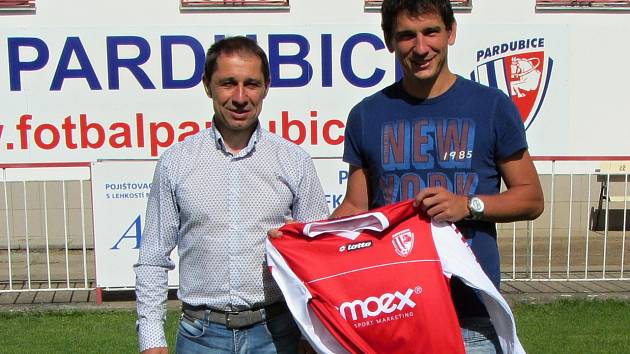 Fotbalový útočník Pavel Černý opouští svůj mateřský klub a míří  do Pardubic. 