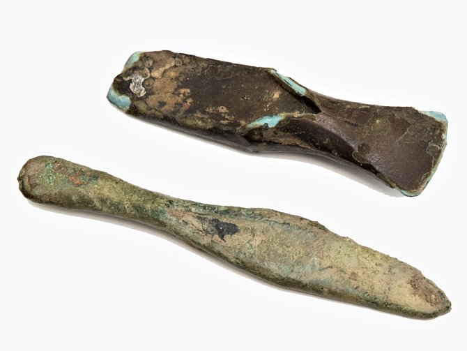 Nález dvou sekerek z mladší a pozdní doby bronzové potěšil pardubické archeology. Našel je jeden z holických obyvatel.