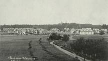 Domky dělnické kolonie továrny Telegrafia, v pozadí mezi stromy Larischova vila, 1936 Foto: Východočeské muzeum v Pardubicích
