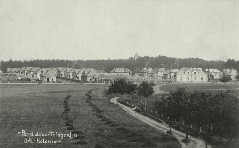 Domky dělnické kolonie továrny Telegrafia, v pozadí mezi stromy Larischova vila, 1936 Foto: Východočeské muzeum v Pardubicích