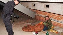 Bezdomovec v rozestavěné hale v Tyršových sadech