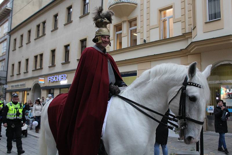 Pranostika o svatém Martinovi, který přijíždí na bílém koni, se letos nevyplnila i tak ho lidé v Pardubicích přivítali.