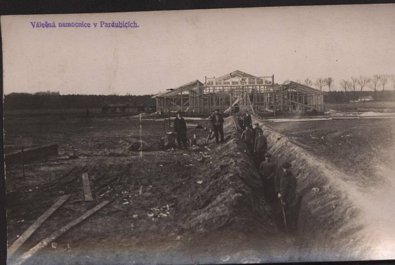 Výstavba válečné nemonice v Pardubicích v roce 1914/1915.