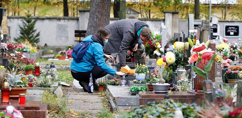 Památka zesnulých či lidově Dušičky na pardubickém Centrálním hřbitově v době Koronovirové epidemie.