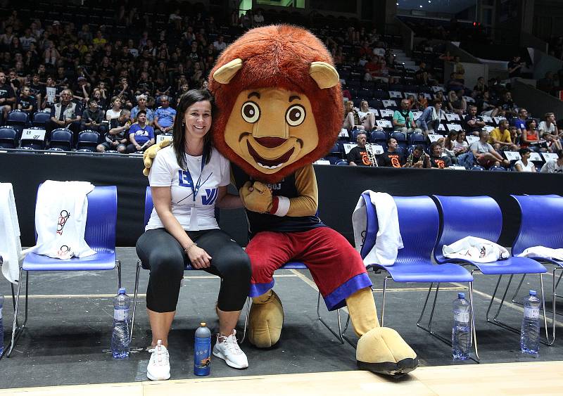 Poslední souboj basketbalových legend Jiřího Welsche a Luboše Bartoně v pardudubické ČSOB pojišťovna ARENĚ.