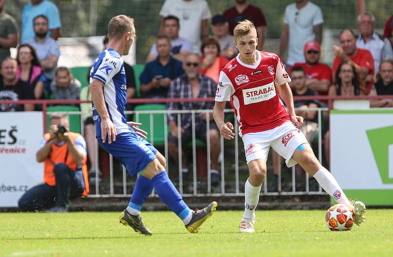 Utkání Fobalové národní ligy mezi FK Pardubice (ve červenobílém) a FC Sellier & Bellot Vlašim ( v modrobílém) na hřišti pod Vinicí v Pardubicích.