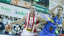 Basketbalové utkání Kooperativy NBL mezi BK JIP Pardubice (v bíločerném) a Basket Fio banka Jindřichův Hradec (v modrém) v pardubické hale na Dašické.