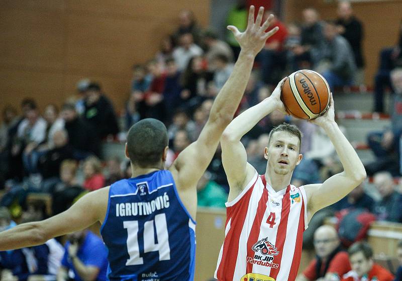 Basketbalové utkání Kooperativy NBL mezi BK JIP Pardubice (v červenobílém) a BC GEOSAN Kolín (v modrém) v pardubické hale na Dašické.