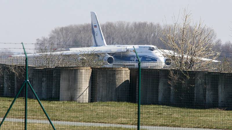 Na pardubickém letišti 1.4. přistál čtvrtý nákladní speciál Antonov An-124-100M Ruslan s dalším nákladem  zdravotnického materiálu a ochranných prostředků.