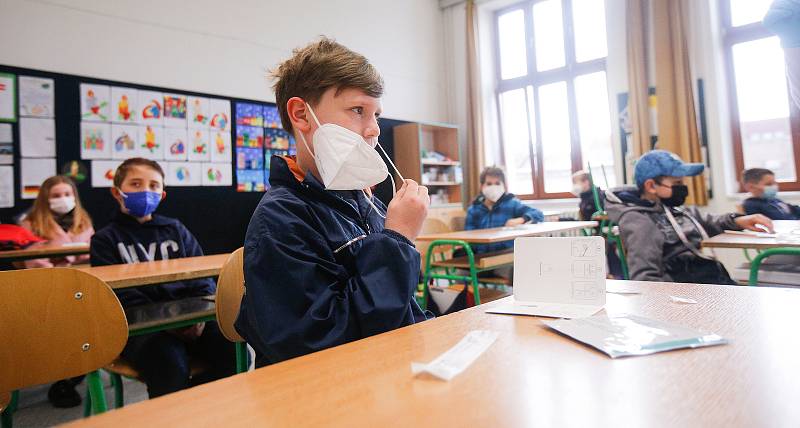 Žáci základních škol se musí samy před vstupem do třídy testovat proti kororonaviru.