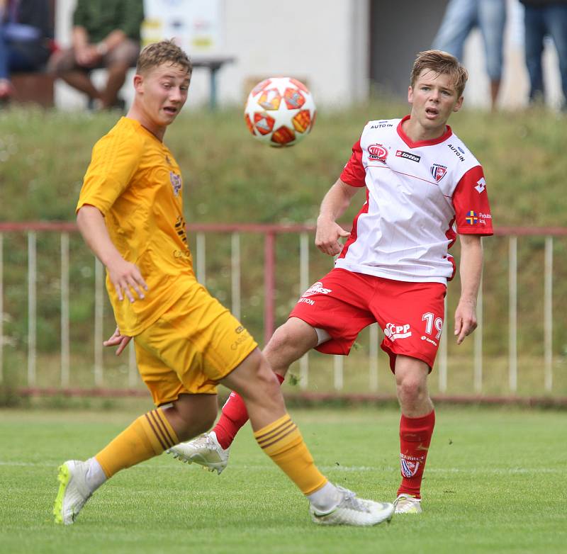 Fotbalová příprava: FK Pardubice (v červenobílém) a Dukla Praha B (ve žlutém) na hřišti Na Dolíčku.