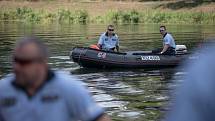 Policisté pohřešovaného Viktora Hašpicu hledali tentokrát i z vodní hladiny. Propátravaly se hlavně nánosy a křoviny rostoucí ve vodě podél břehů, kam se jinudy než z lodi nedá přiblížit.