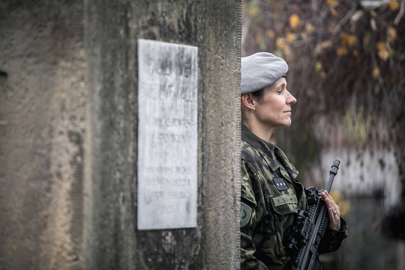 Připomínka Dne válečných veteránů na hřbitově v Pardubicích.