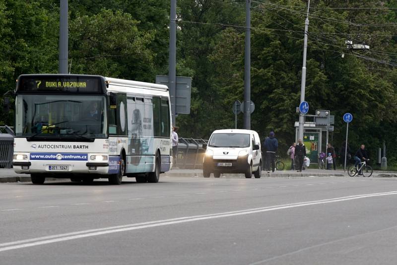 Ze zákazu vjezdu na Hradeckou ulici si někteří řidiči mnoho nedělají a kličkují v uzavírce mezi stavebními stroji.