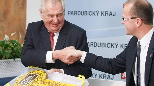 „Atmosféra se změnila, lidé mě vítali,“ řekl Miloš Zeman po návštěvě Pardubického kraje.