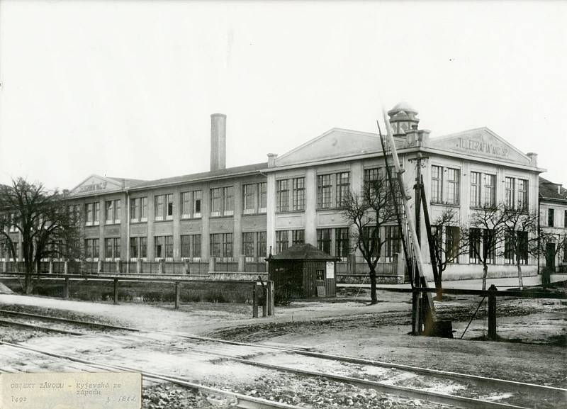 Z výstavy Telegrafia - babička Tesly. Nová továrna firmy Telegrafia v Pardubicích, pravděpodobně 1922.