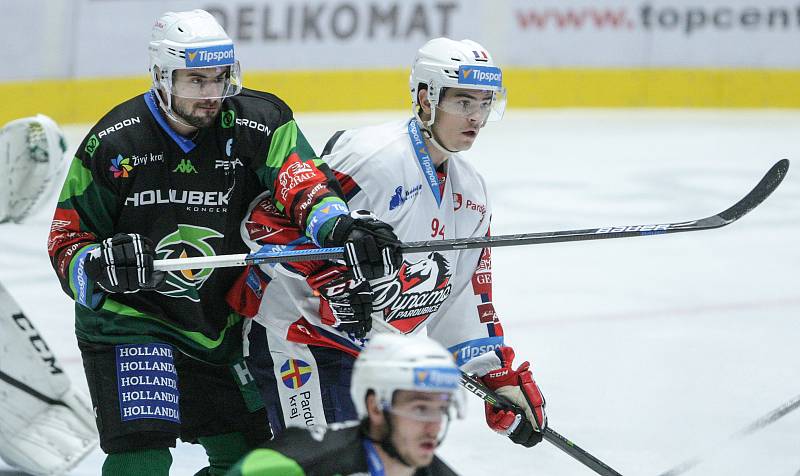 Extraligový hokejový duel mezi HC Dynamo Pardubice (v bílém) a HC Energie Karlovy Vary.