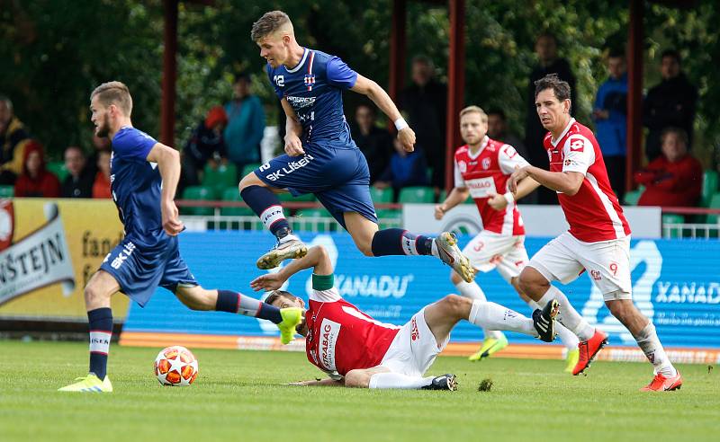 Utkání Fobalové národní ligy mezi FK Pardubice (ve červenobílém) a SK Líšeň ( v modrém) na hřišti pod Vinicí v Pardubicích.