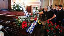 Poslední rozloučení s legendárním hokejovým trenérem Milošem Říhou v pardubickém krematoriu.