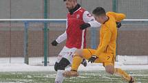 Přípravné utkání Fortuna národní ligy mezi FK Pardubice (ve červenobílém) a FK Dukla Praha U-21 (ve žlutém) na hřišti v Ohrazenicích v Pardubicích